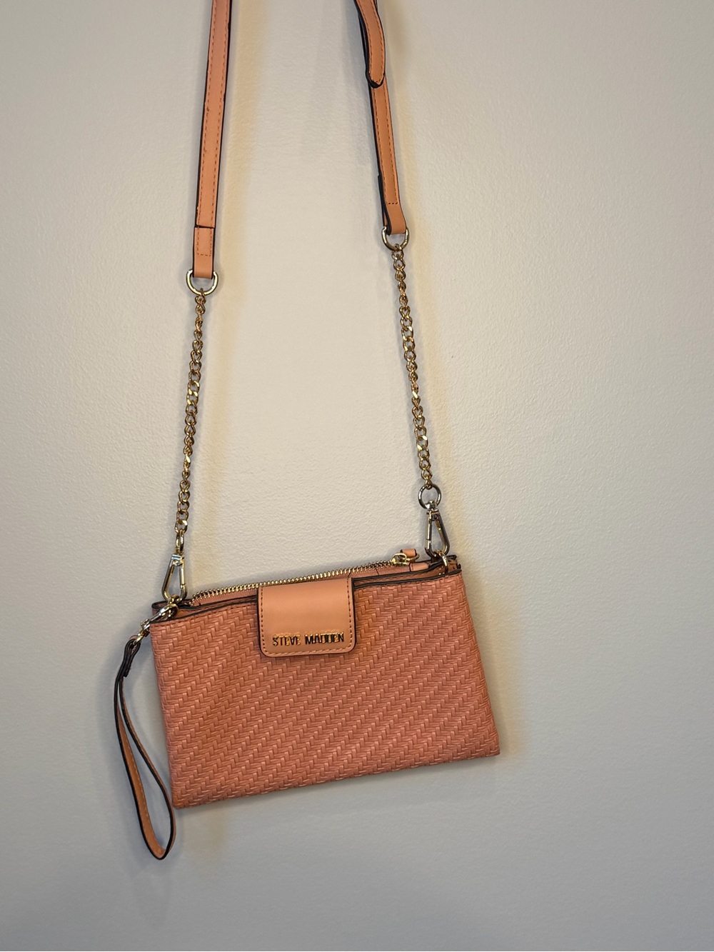 Steve Madden Woven Crossbody bag wrist strap magnet snaps size 5x7.5 inch